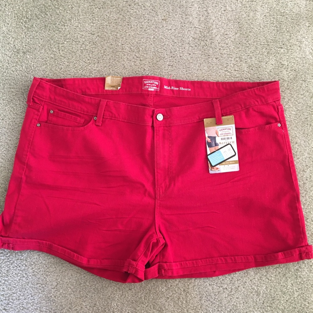 Levi’s Signature Mid Rise Red Shorts plus size 26 NWT